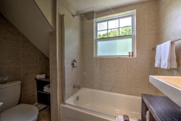 Auberge Sous L'Edredon B&B Saint-Sauveur-des-Monts Dış mekan fotoğraf